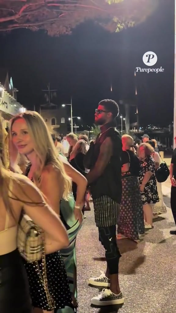 嬌妻陪伴喬治和老婆現(xiàn)身法國度假 腿上還綁著護具呢