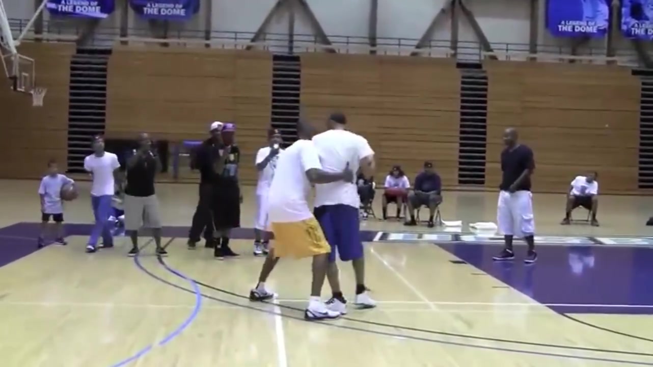 2011年籃球訓(xùn)練營科比與一位球迷粉絲的單挑各種教你做人