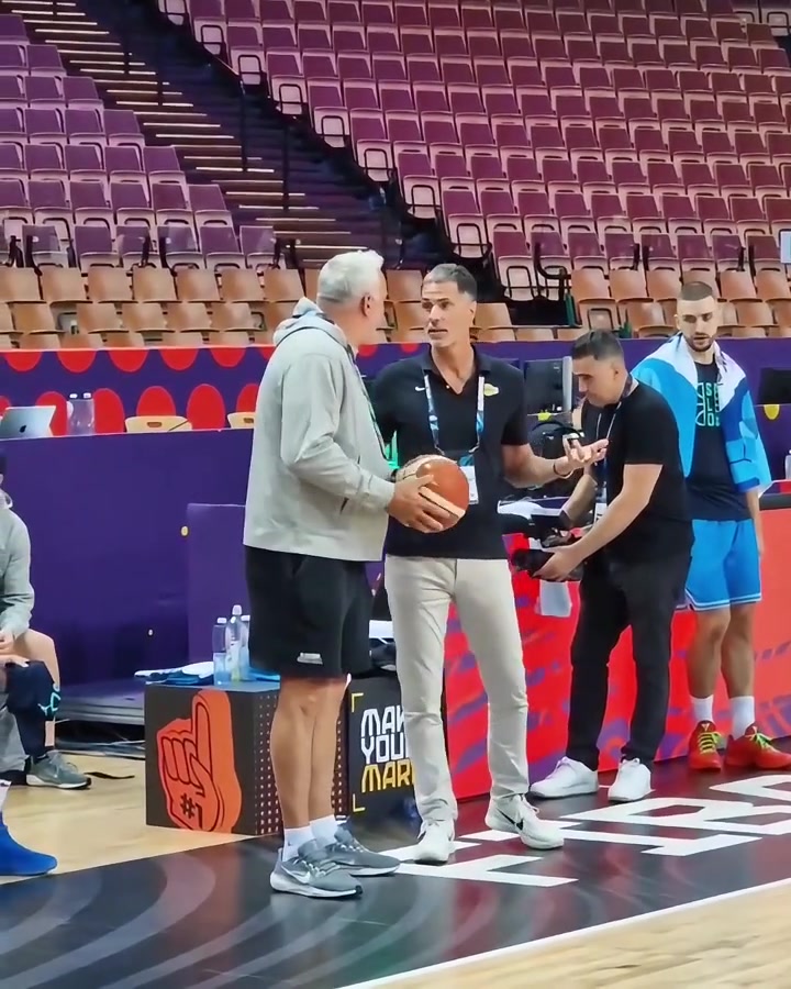 團(tuán)隊(duì)寵兒珍妮巴斯和佩林卡現(xiàn)場(chǎng)支持東契奇