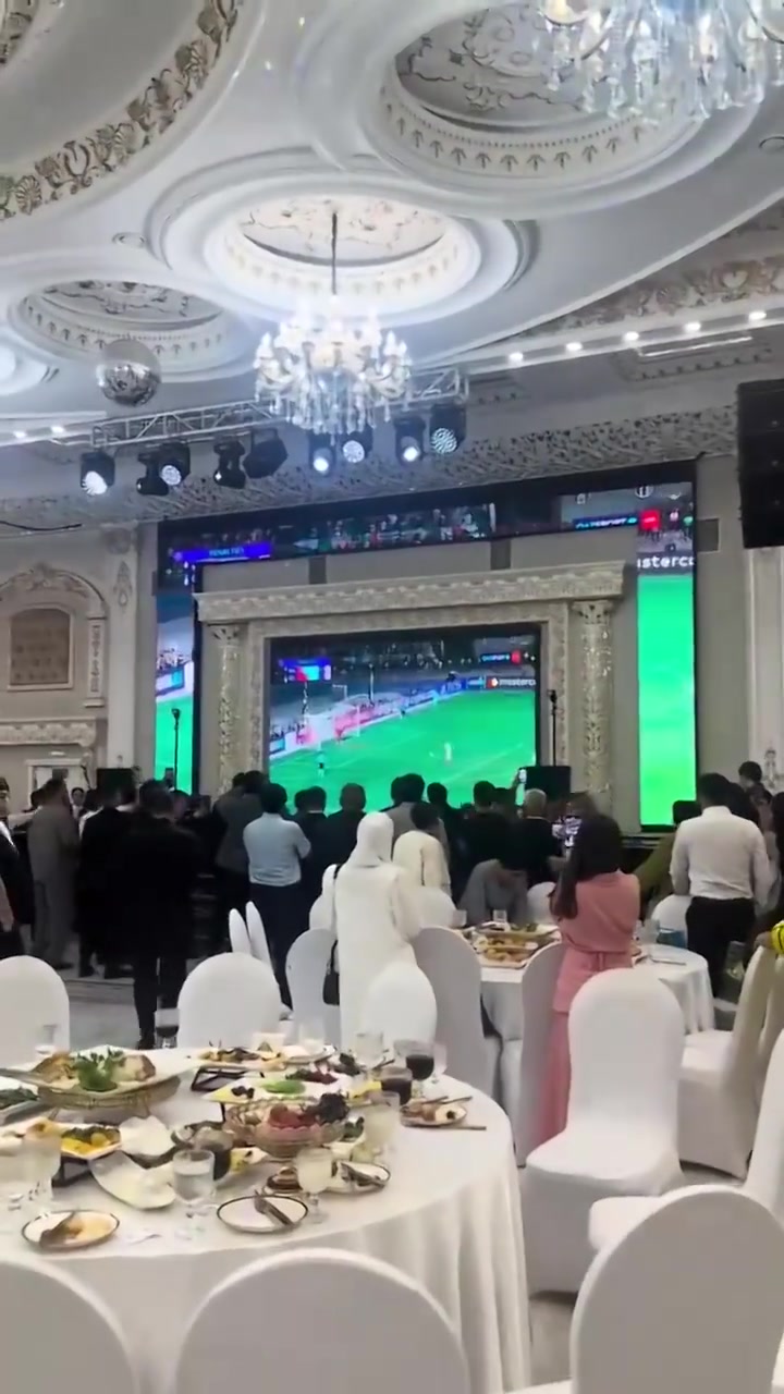 哈薩克斯坦的一場婚禮暫停大家慶祝阿拉木圖闖進歐冠正賽