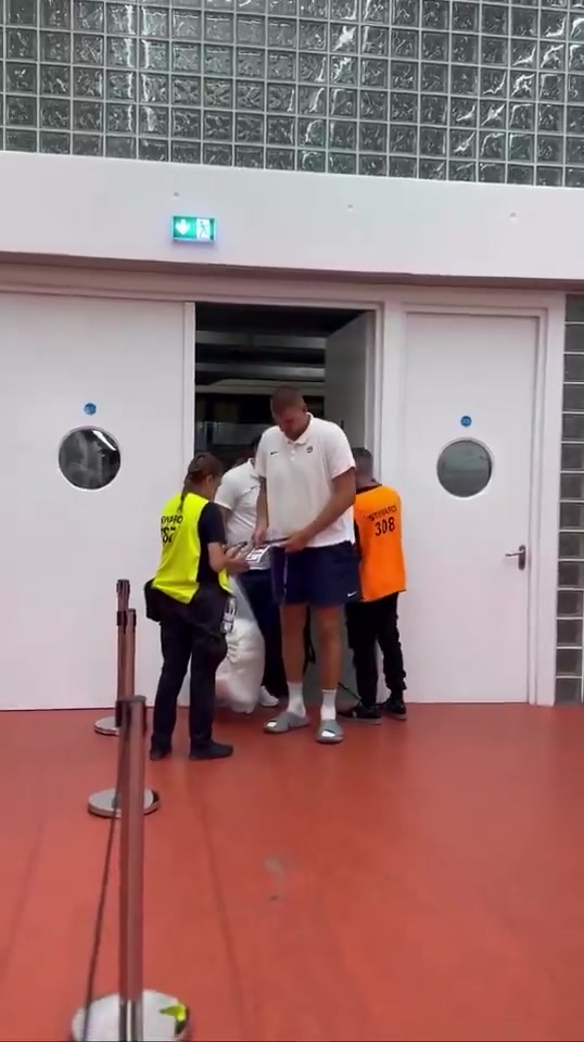 光認(rèn)臉還不夠約基奇出席活動(dòng) 被女保安攔下先出示證件