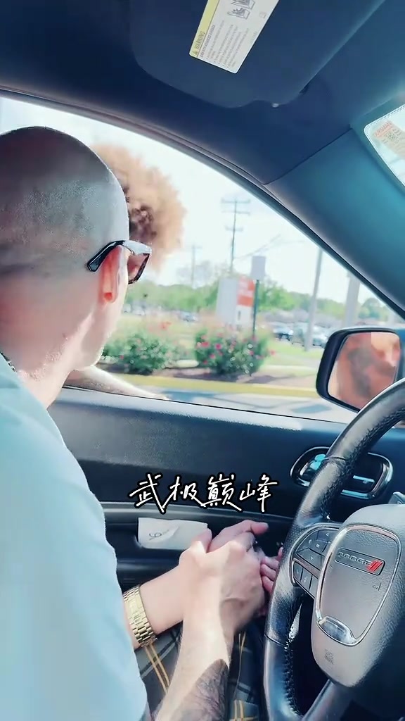 混成這樣了曾經(jīng)詹姆斯的隊友德隆蒂韋斯特向等候紅燈的路人乞討