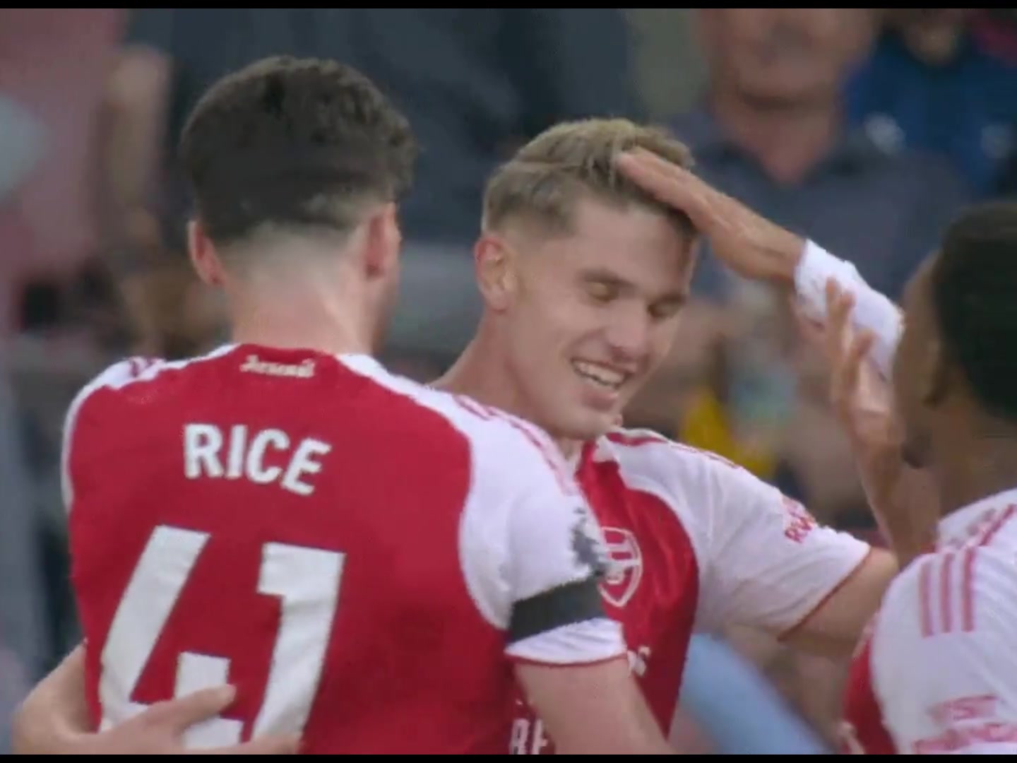 新援關(guān)系不錯(cuò)約克雷斯進(jìn)球之后蘇維門迪直接上手幫撩頭發(fā)