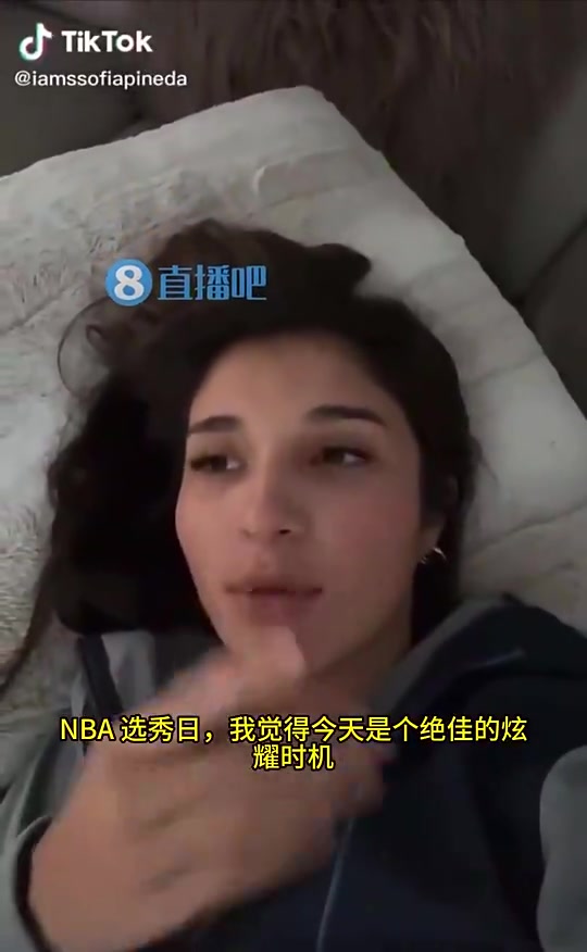 美女小姐姐曝光我和愛德華茲是校友當初曾幫他在代數(shù)考試作弊不然他得考0分