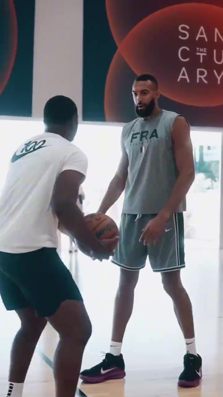 戈貝爾這休賽期的訓練視頻真的讓人很有遐想的空間