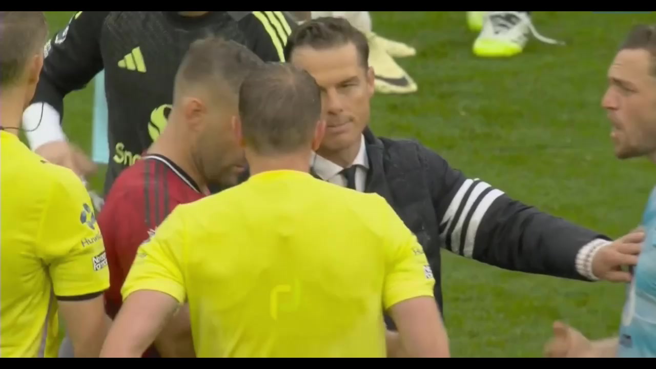 對(duì)判罰非常不滿(mǎn)伯恩利主教練賽后找裁判理論