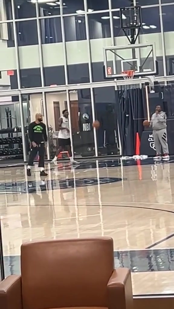 開玩笑還是生氣了華子訓練師暴怒摔球