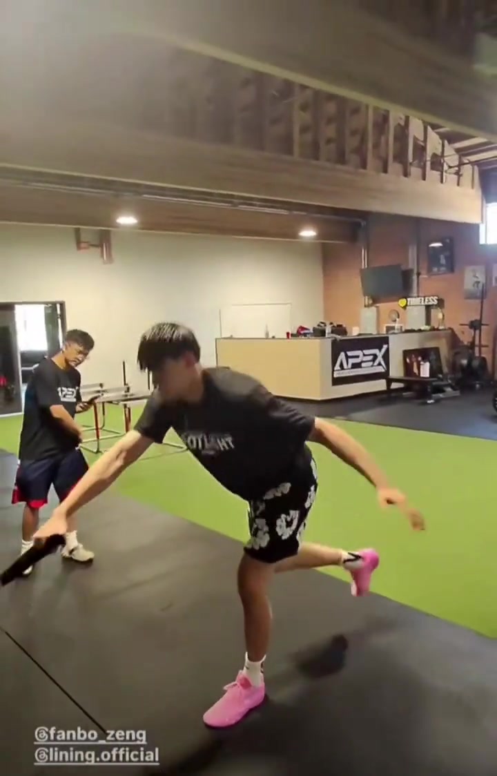 美國康復(fù)機(jī)構(gòu)曬出曾凡博最新康復(fù)訓(xùn)練視頻看樣子恢復(fù)得不錯(cuò)