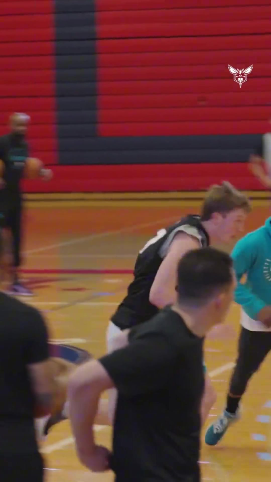 黃蜂斬獲隊(duì)史首座夏聯(lián)冠軍獎(jiǎng)杯4號(hào)秀克努佩爾當(dāng)選夏聯(lián)MVP