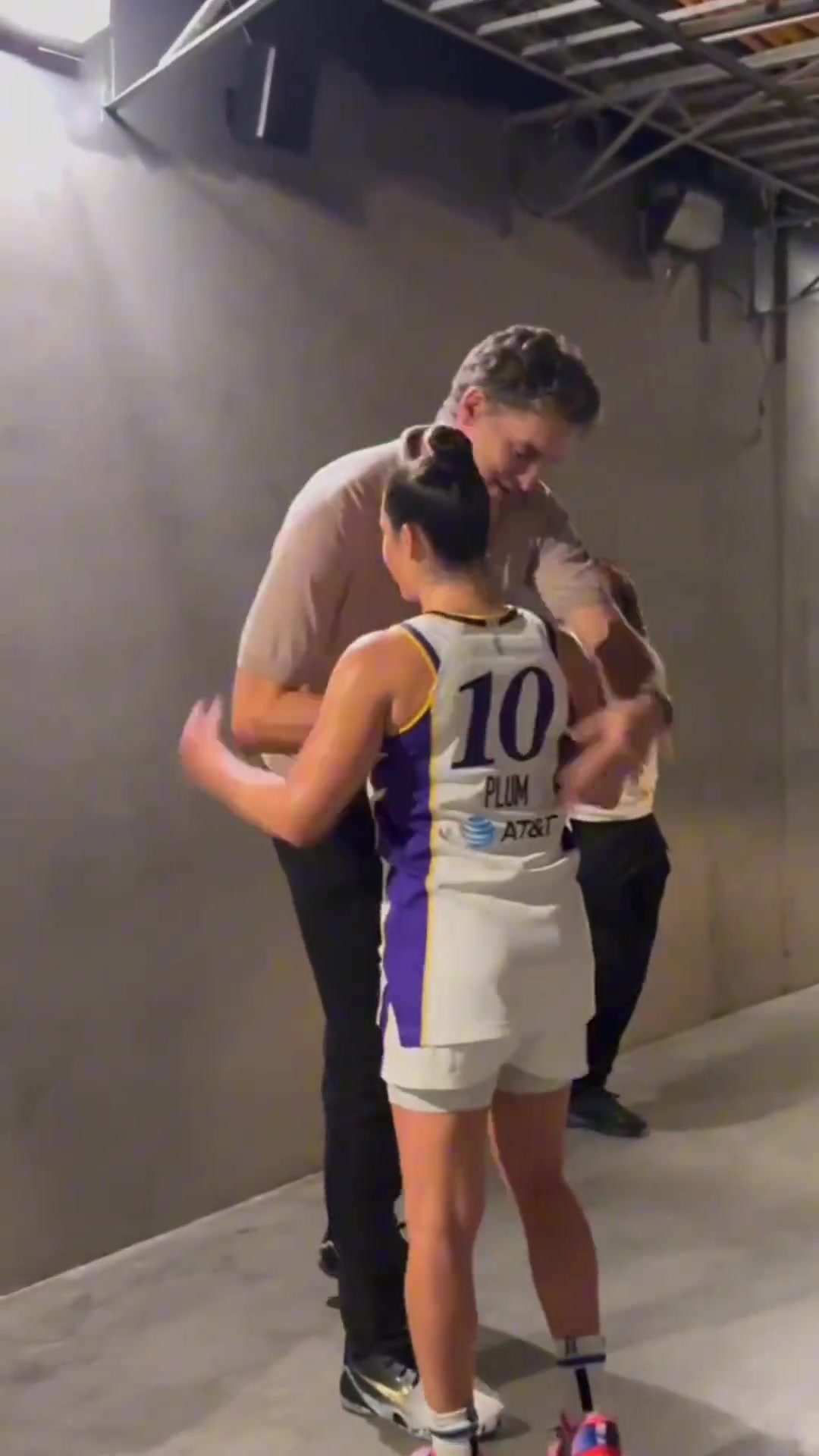 這么一看庫(kù)里教妹是真高啊火花隊(duì)眾將向大加索爾父女問(wèn)好