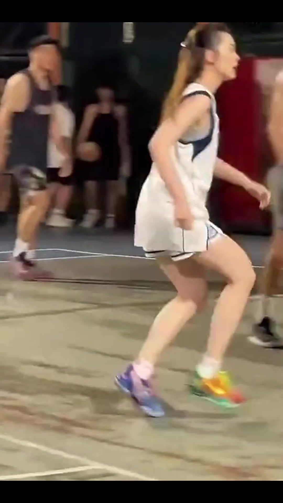 野球場這位女東契奇打球什么水平防守十分積極啊