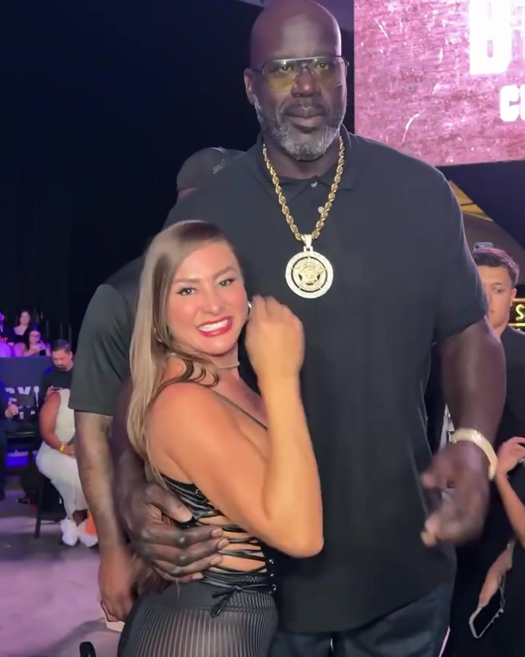 奧胖觀戰(zhàn)格斗比賽與一豐滿美女擁抱美女激動地直蹦