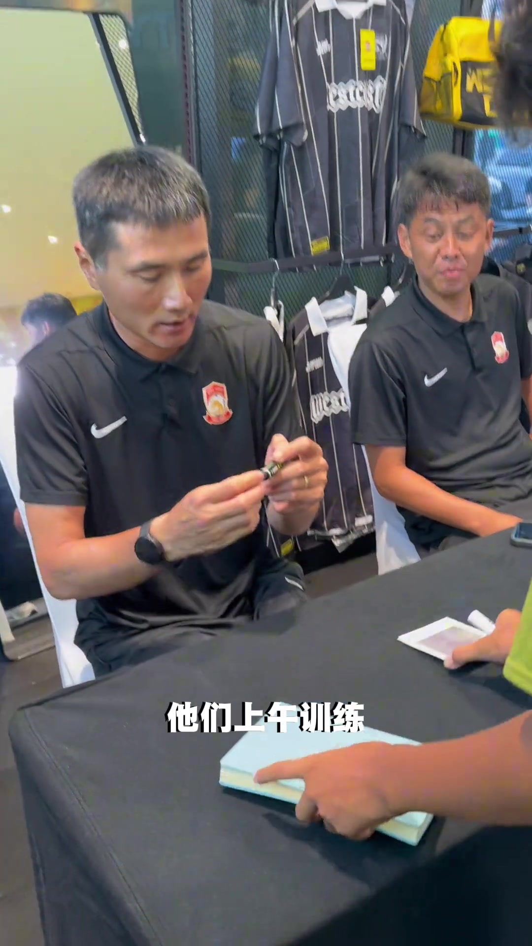 平易近人邵佳一在球迷活動中寄語小球員十年后我能否找你簽名