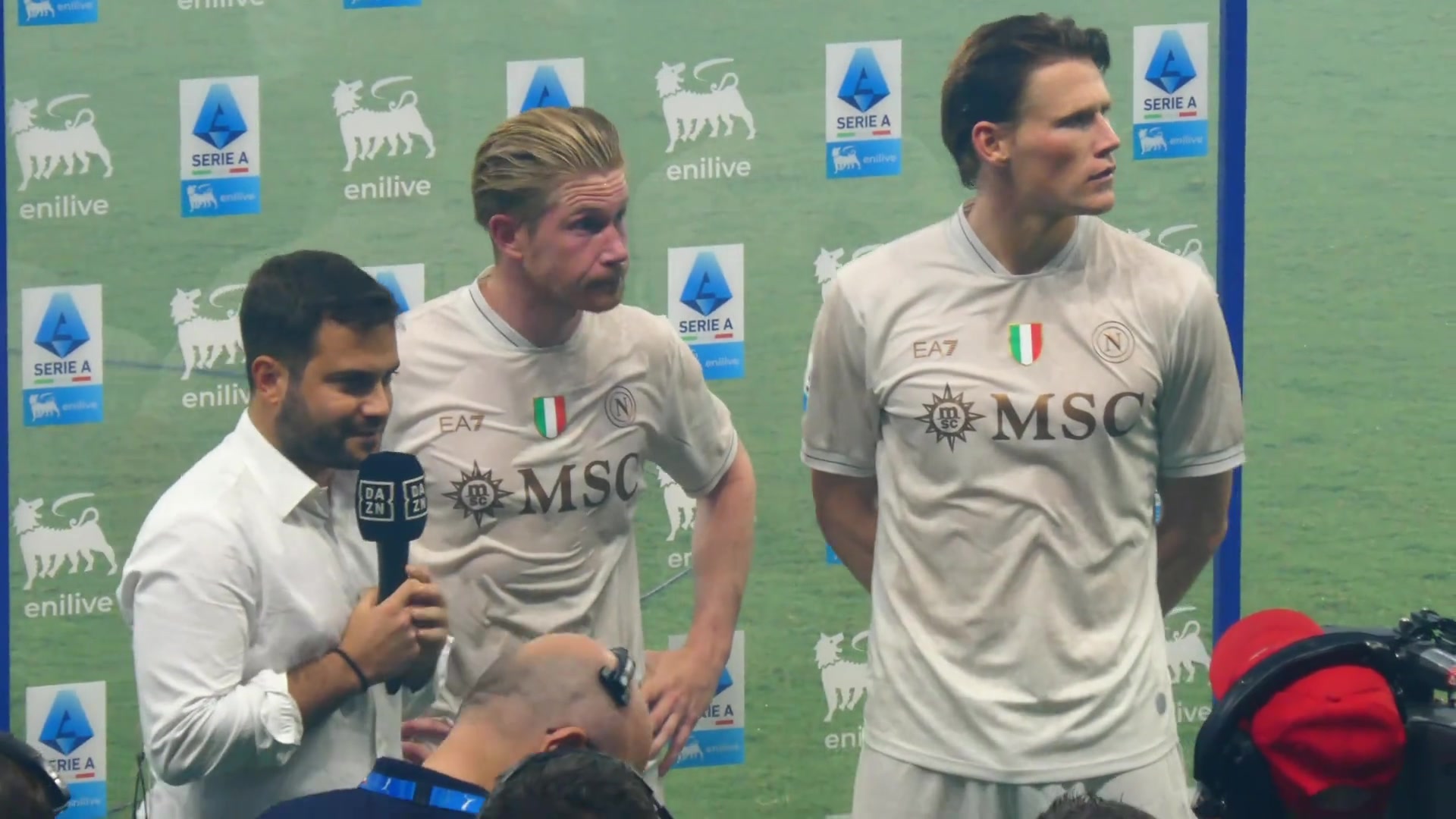 真曼市雙雄那不勒斯球迷多愛(ài)德布勞內(nèi)啊整場(chǎng)下來(lái)喊了好多次