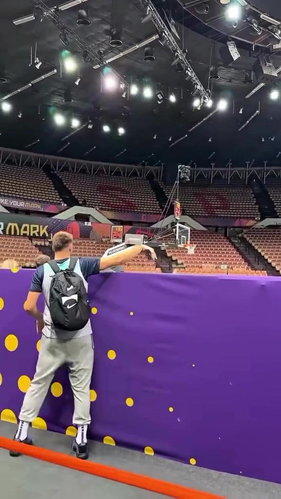 還敢和東契奇賭超遠(yuǎn)投這隊(duì)友太年輕吧