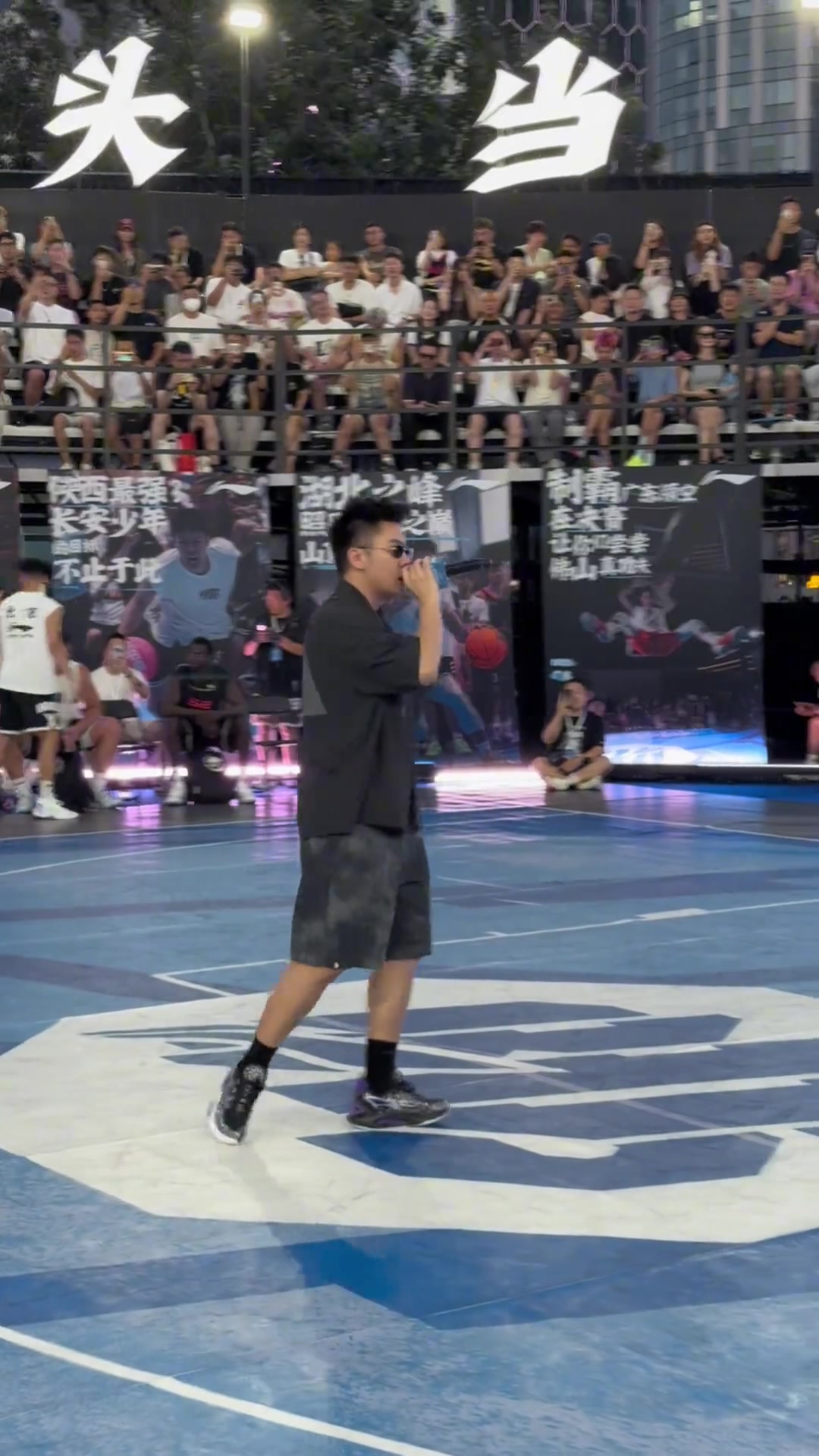 說唱歌手?jǐn)埨泻图装吞乩找黄饋碡? title=