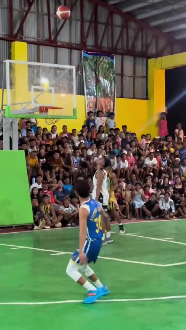 美國(guó)庫(kù)里行嗎菲律賓庫(kù)里投進(jìn)三分玩起了后空翻慶祝