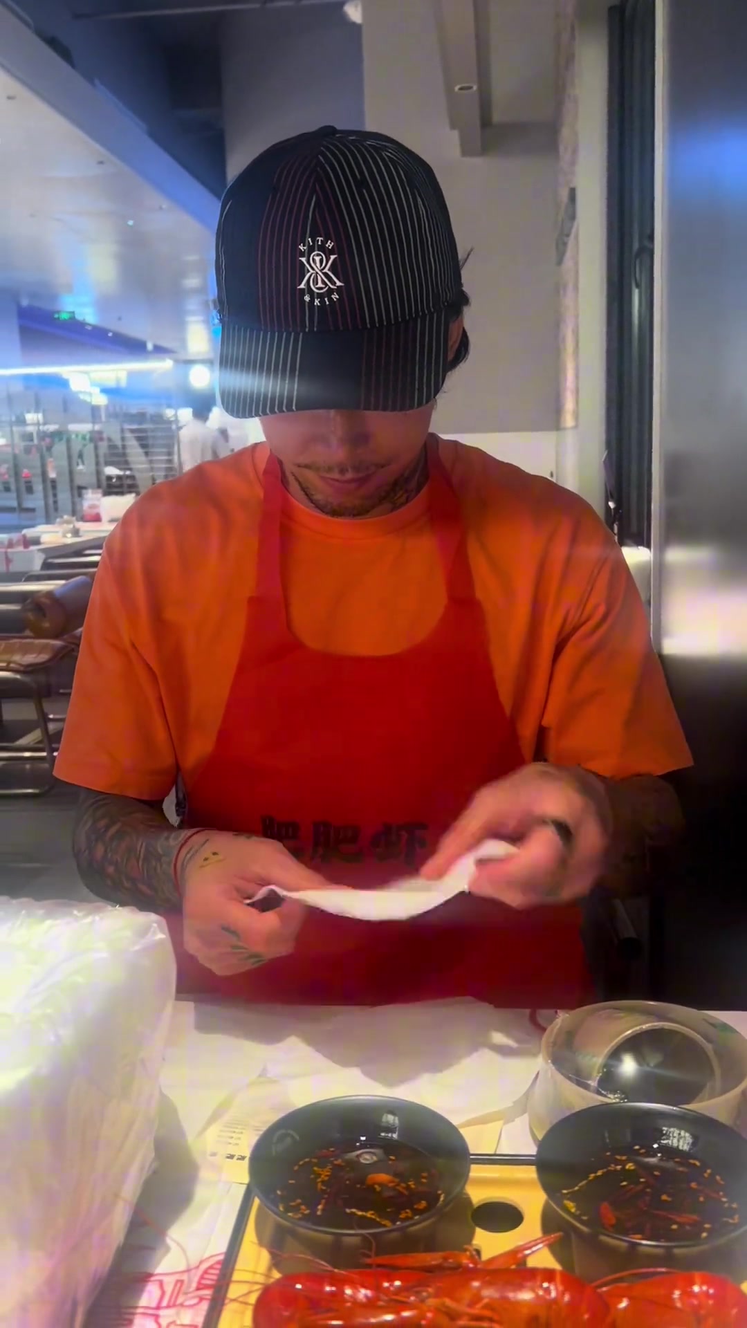 張琳芃愛妻明明是陪我來吃個清蒸藍龍怎么感覺變成了主刀醫(yī)生