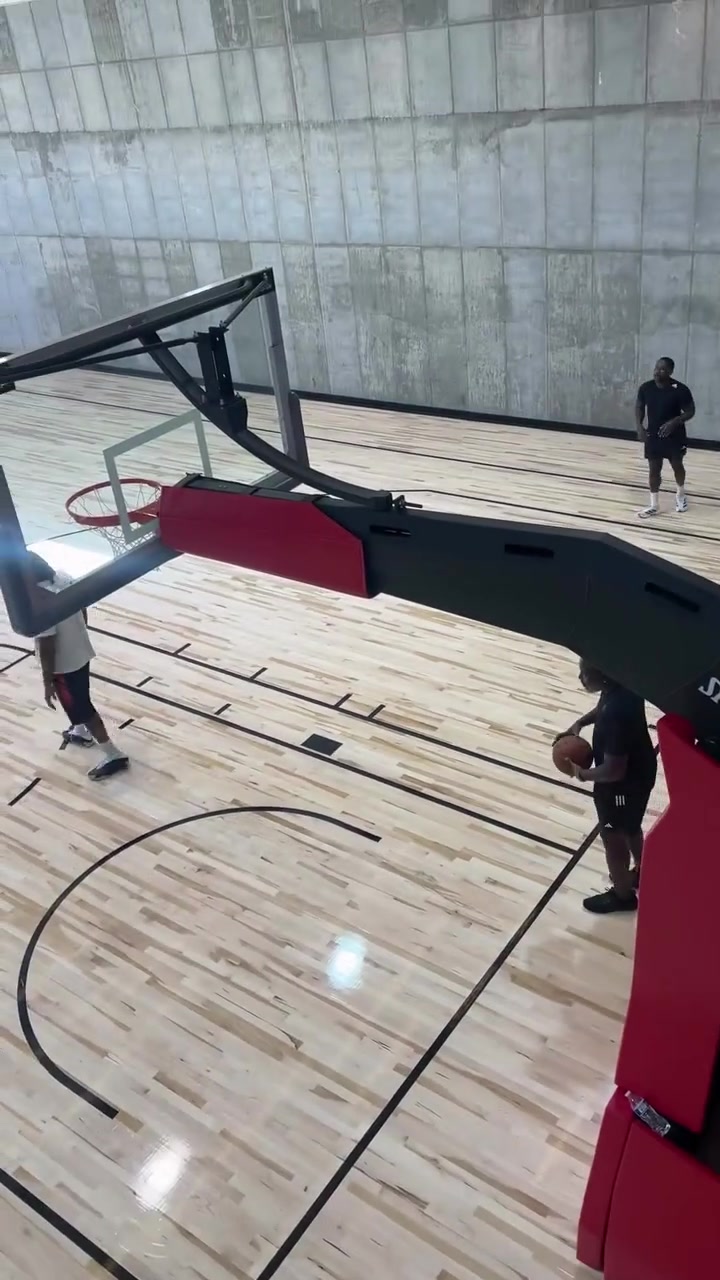 備戰(zhàn)新賽季哈登女友陪伴并拍攝哈登揮汗如雨訓(xùn)練