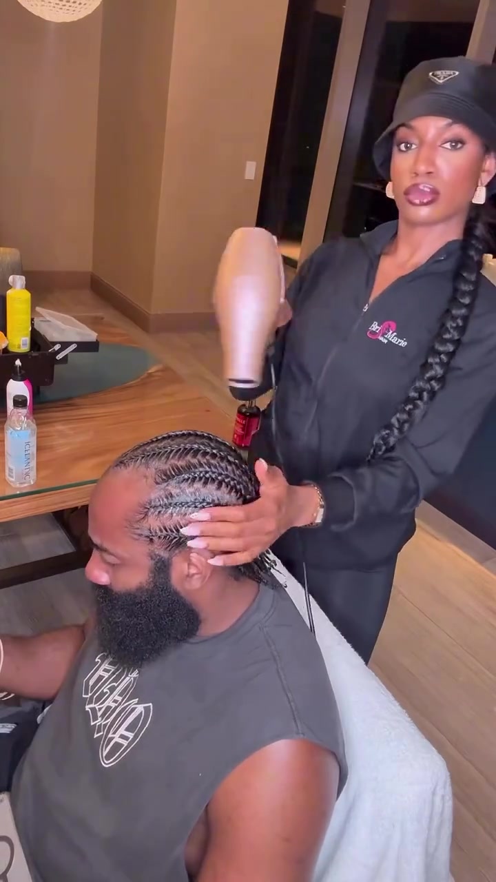 想登哥的莫西干了女發(fā)型師曬幫哈登護(hù)理臟辮