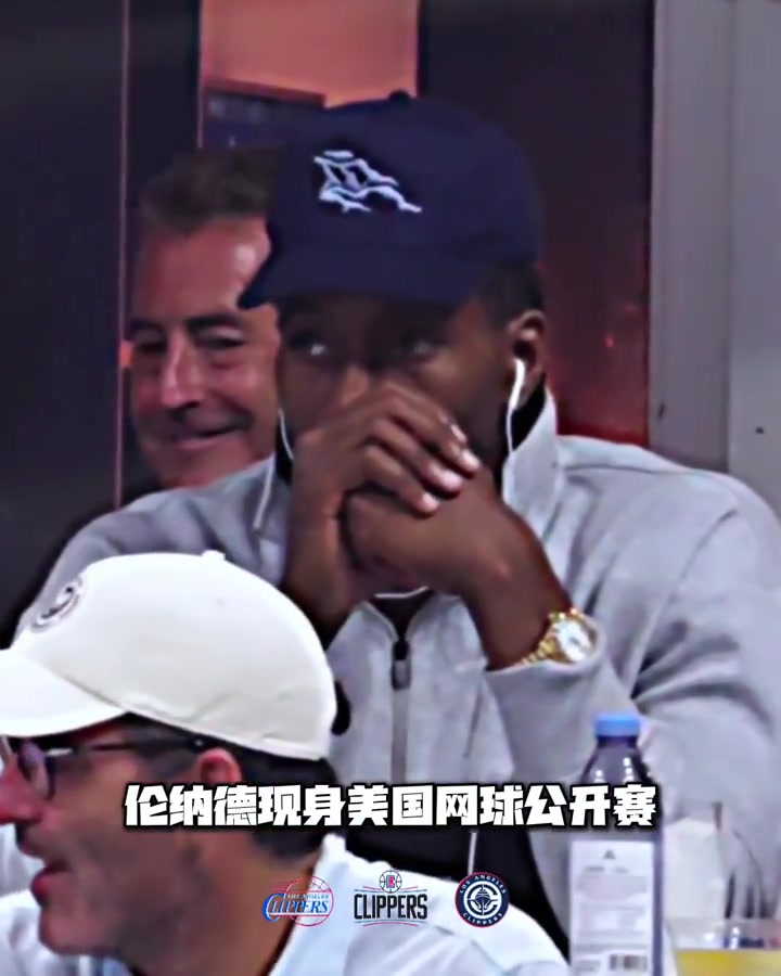 小卡今日觀看美網(wǎng)公開賽 有線耳機(jī)是焊身上了