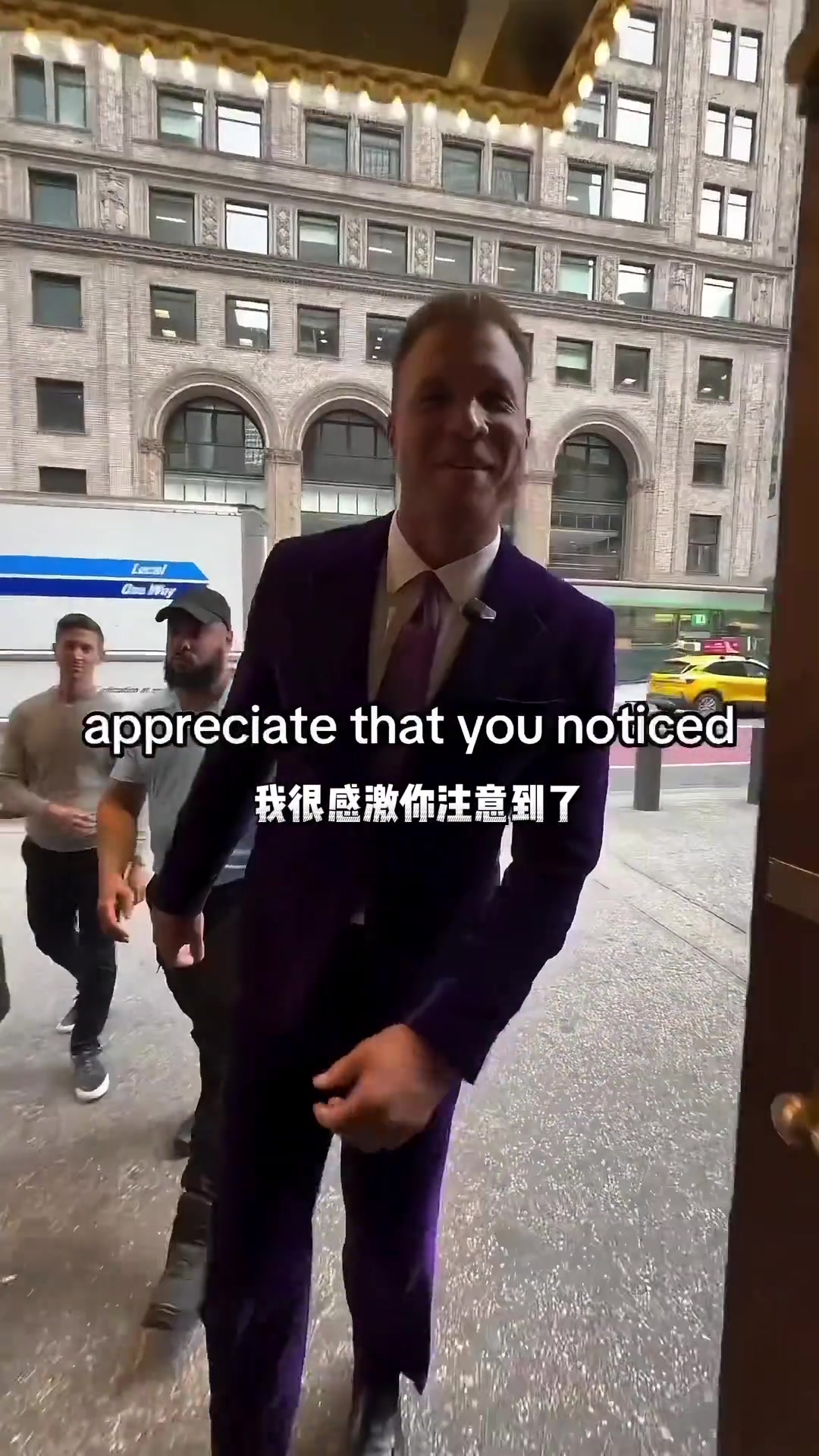 網友偶遇西裝革履的格里芬傻芬我現(xiàn)在是制片人企業(yè)家 司儀