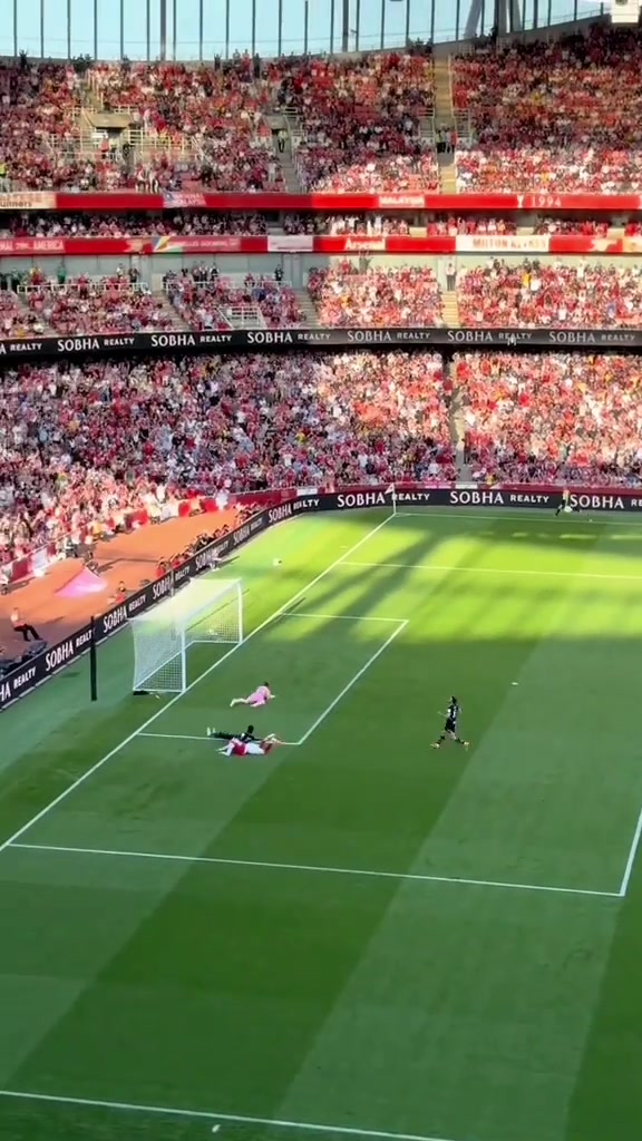 這球真的不講理現(xiàn)場球迷視角看哈弗茨長驅(qū)直入單刀冷靜破門