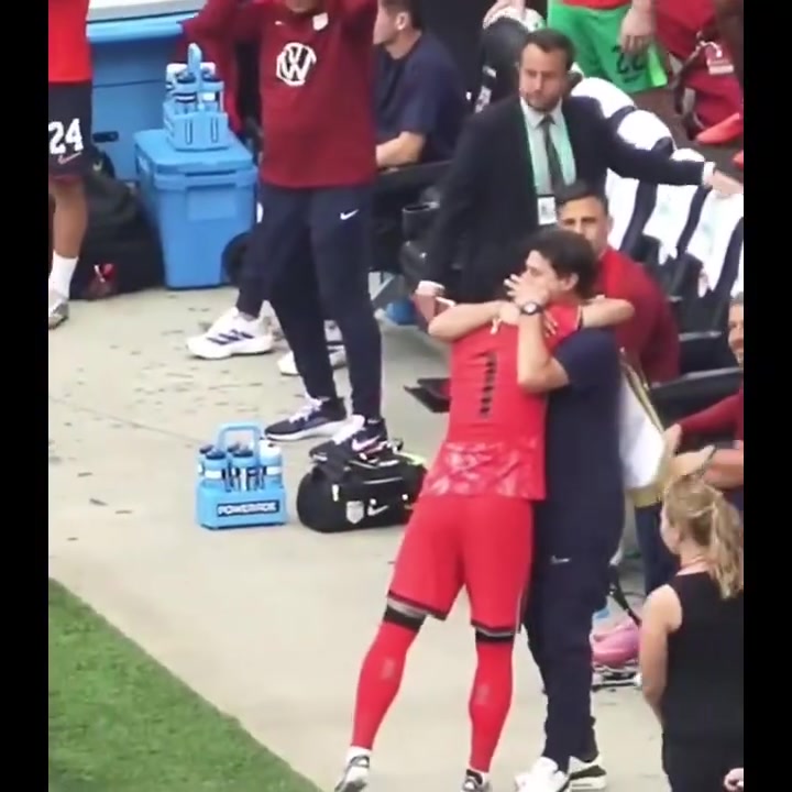 往昔歲月如詩(shī)畫美韓熱身賽孫興慜隊(duì)長(zhǎng)與波切蒂諾相擁致意