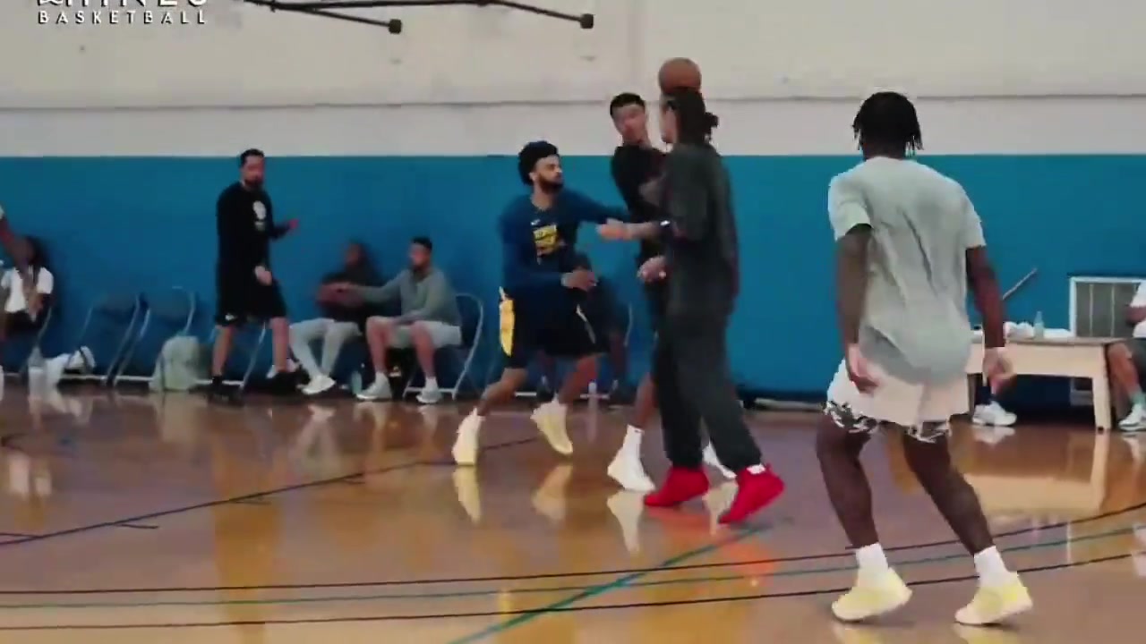 打入內(nèi)部賈巴里-史密斯和掘金的穆雷老黃忠等人一塊訓(xùn)練