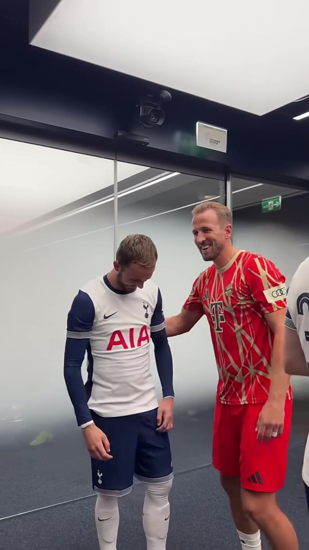 擁抱致意當(dāng)孫興慜和凱恩再次相見兩人甜蜜地?fù)肀г诹艘黄? title=