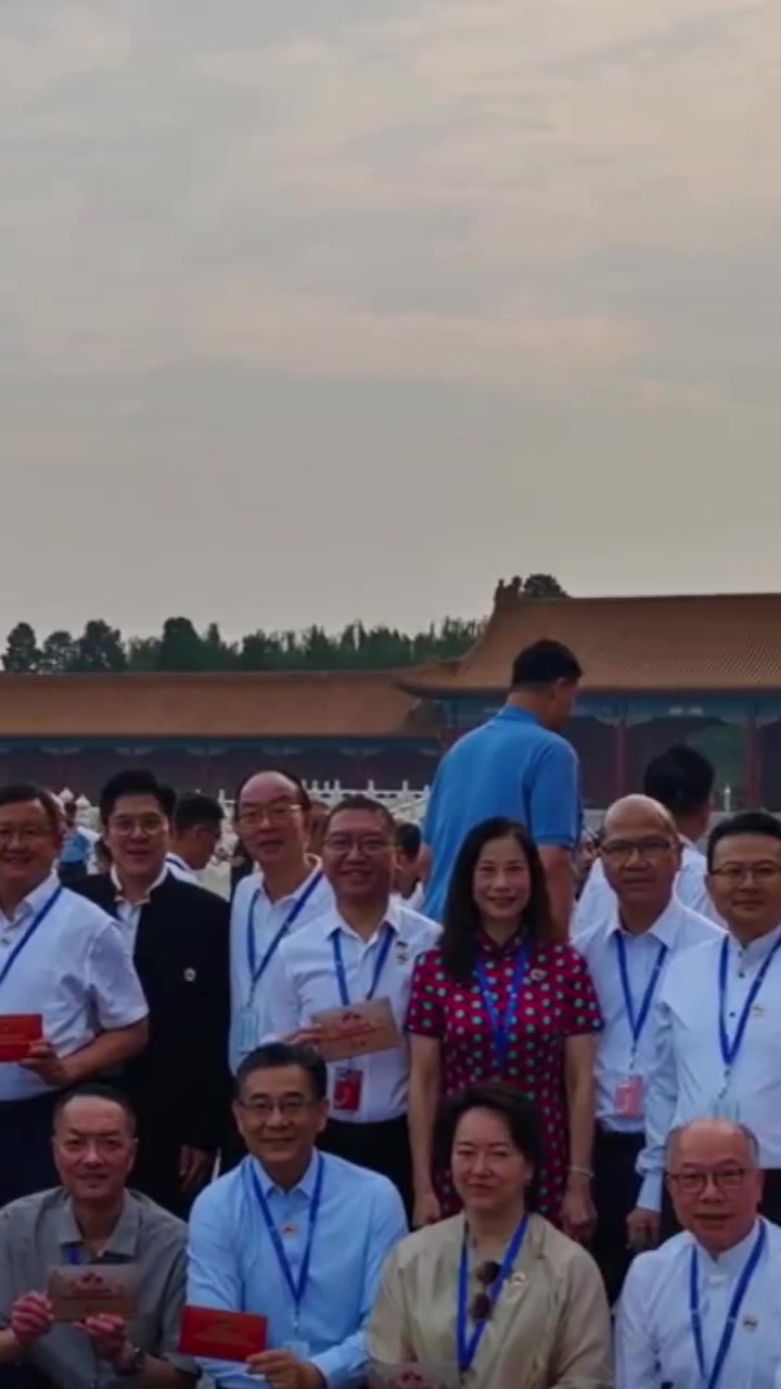 大姚這身高太扎眼閱兵現(xiàn)場(chǎng)霍啟剛意外與姚明同框