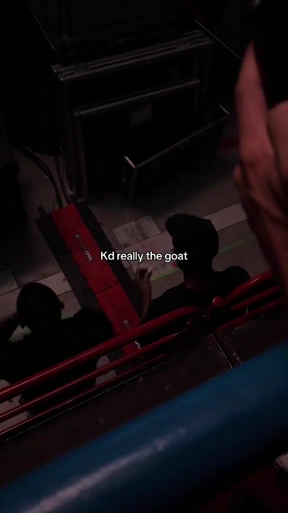 小日子過得不錯的小帥杜蘭特一邊看演唱會一邊還點上了