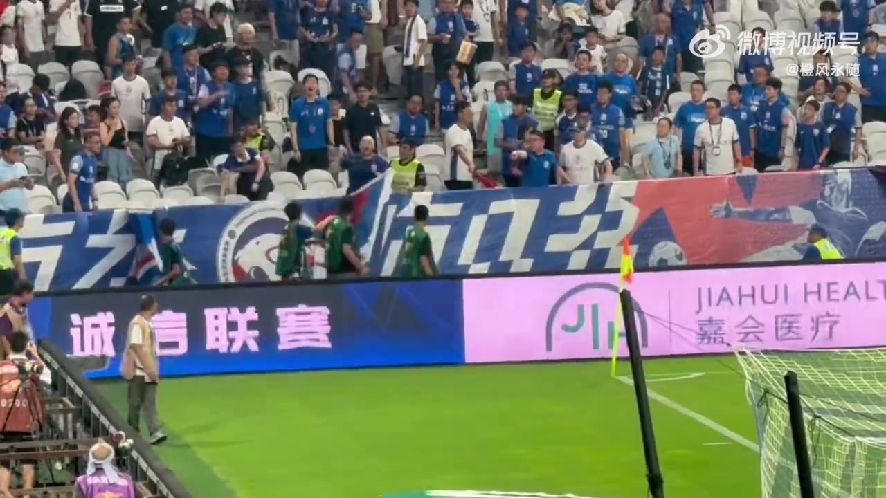 現(xiàn)場泰山球迷比賽中多名申花球迷辱罵泰山隊(duì)跟隊(duì)記者