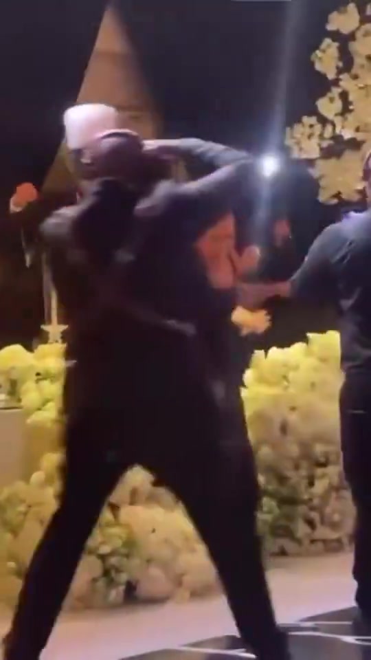 塔圖姆在比爾婚禮上歡快跳舞網(wǎng)友打趣人家秋雅結(jié)婚你擱這又唱又跳