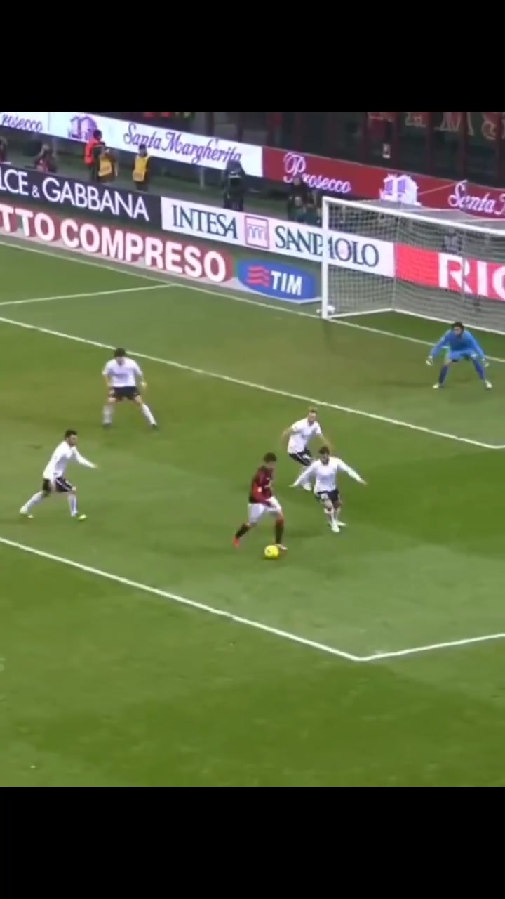 都在為18歲的亞馬爾瘋狂18歲的帕托在米蘭的待遇何嘗不是如此