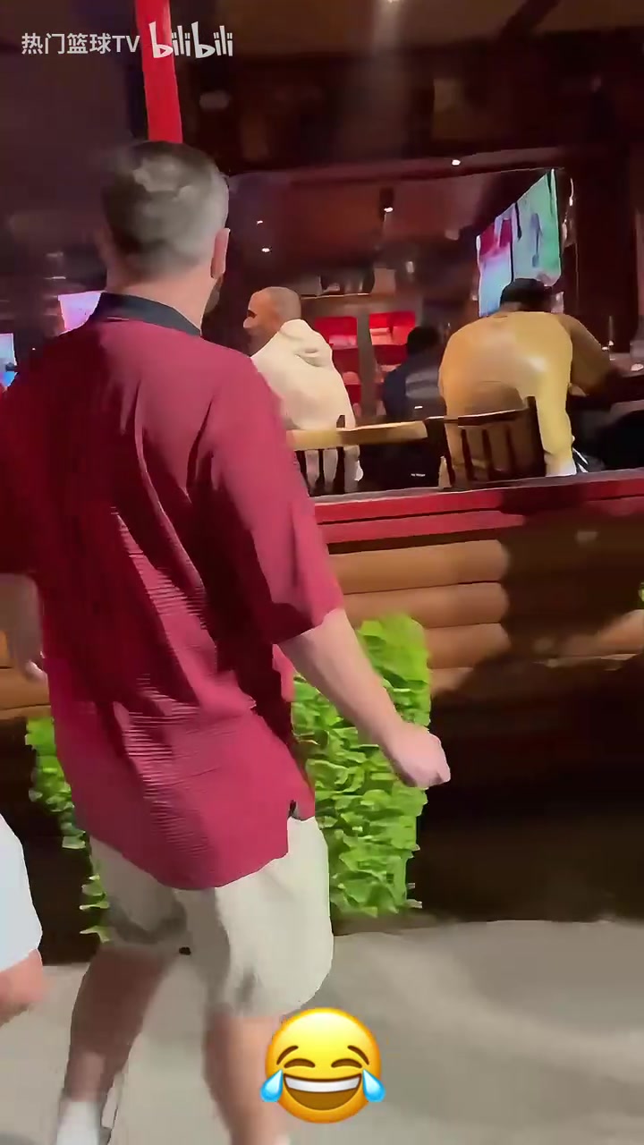 依舊很生氣獨行俠球迷偶遇尼科握手后怒噴我們依然討厭你