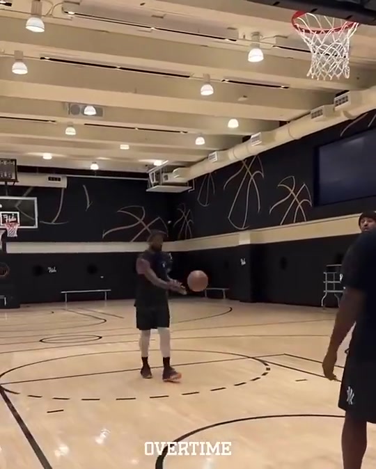 歐文看上去康復得十分不錯連左手拋投都這么絲滑