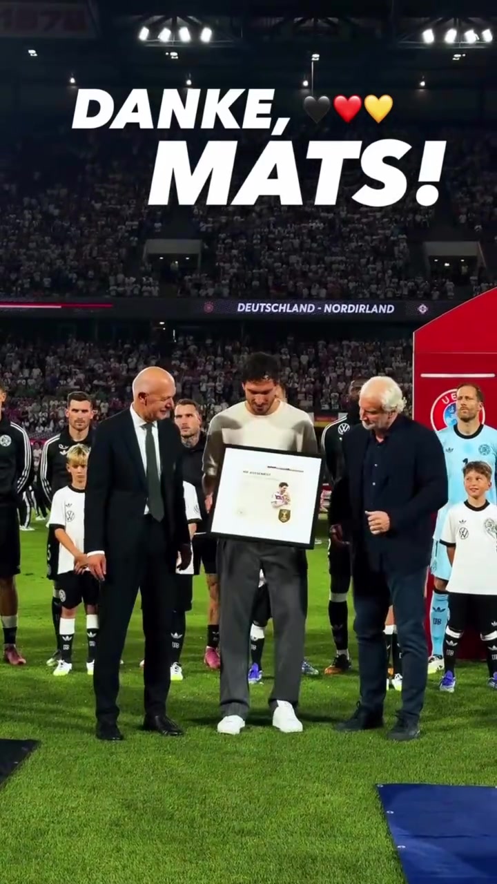 功成身退賽前為胡梅爾斯在德國(guó)隊(duì)作出的貢獻(xiàn)進(jìn)行表彰