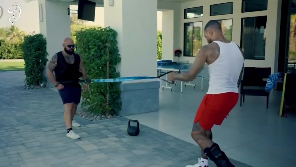 回歸開拓者的利指導(dǎo)一刻沒閑著積極進(jìn)行恢復(fù)訓(xùn)練