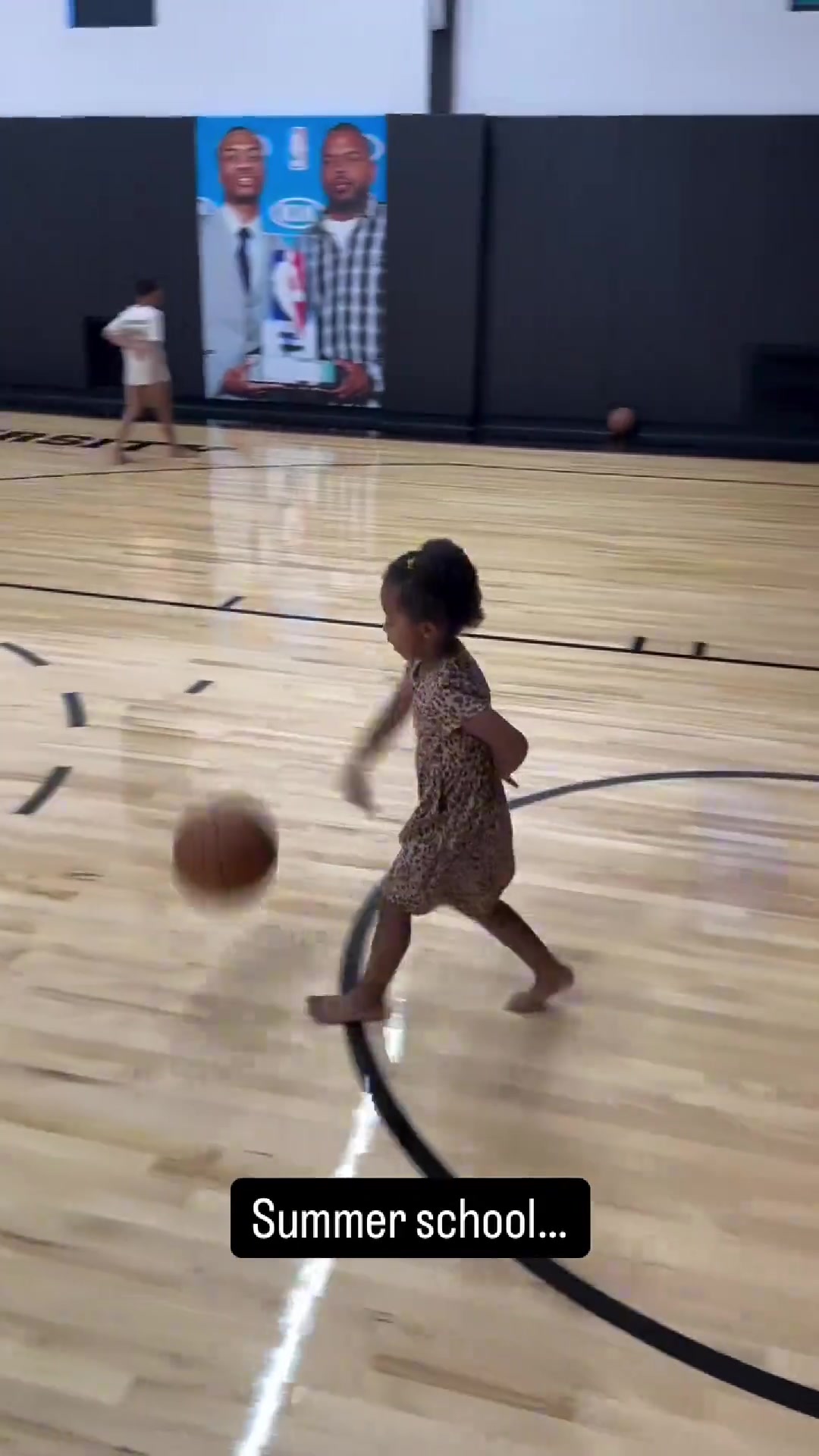 楊瀚森隊(duì)友利拉德指導(dǎo)女兒運(yùn)球 沒想到球館還有絕殺喬治海報(bào)