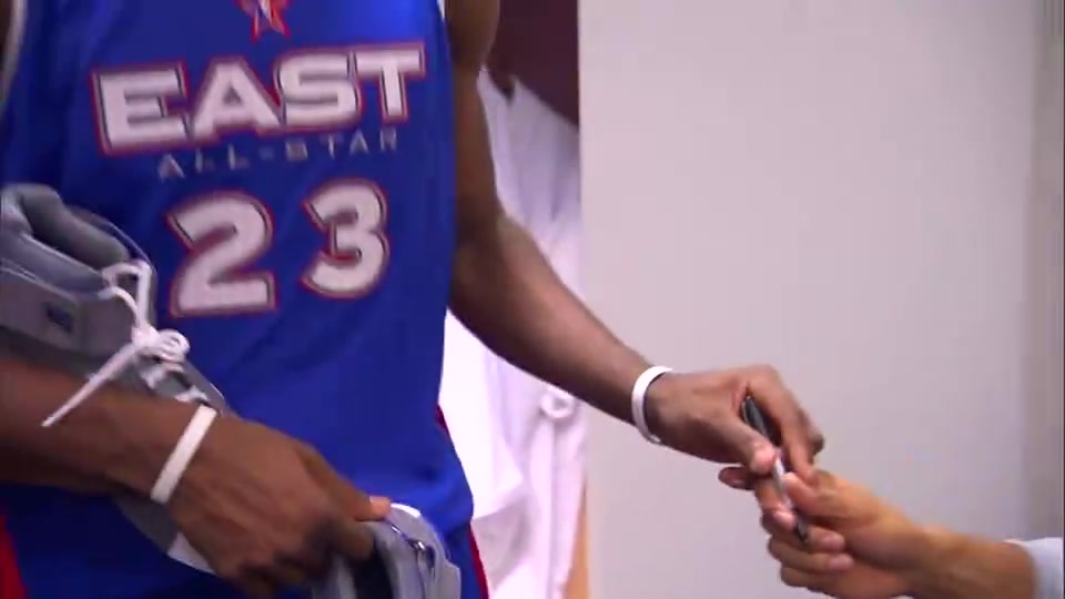 當(dāng)年也是小迷弟詹姆斯首次進(jìn)全明星時(shí)讓隊(duì)友在鞋子上簽名留念