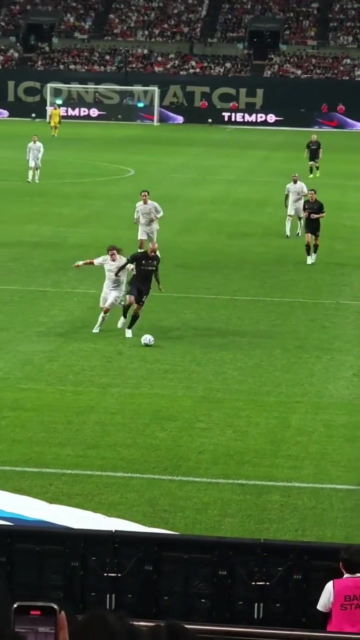 實(shí)在秀亨利背身挑球過掉普約爾卡卡在禁區(qū)內(nèi)上演倒鉤射門