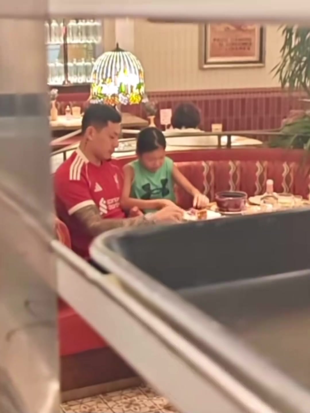 王大雷此前透露自己小時候是曼聯(lián)球迷結(jié)果被人拍到現(xiàn)在穿利物浦