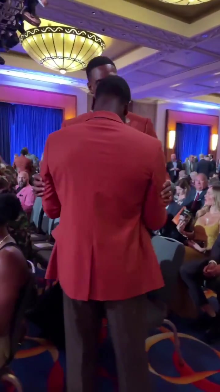 熱火三巨頭還缺一個波什和韋德在名人堂紅毯重聚熱情相擁