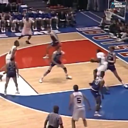 看看奧尼爾在大學(xué)時(shí)期是怎么打球的這可真是鶴立雞群啊