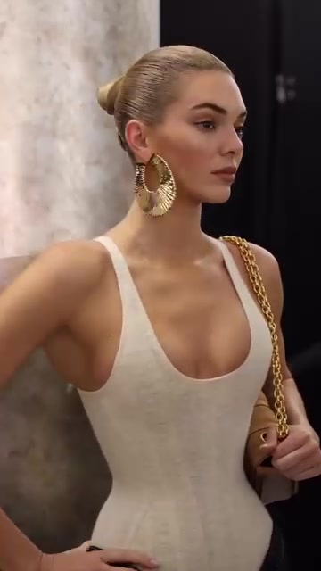 肯豆金發(fā)連體衣走秀和平時反差不小