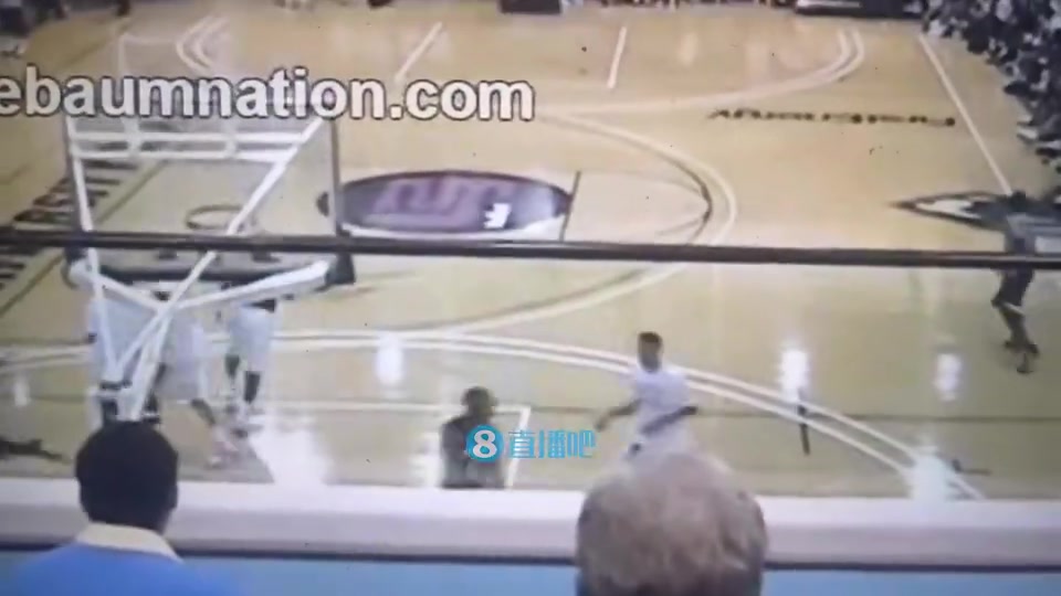 美媒翻舊賬當(dāng)年詹姆斯被大學(xué)生克勞福德隔扣耐克沒收了錄像帶