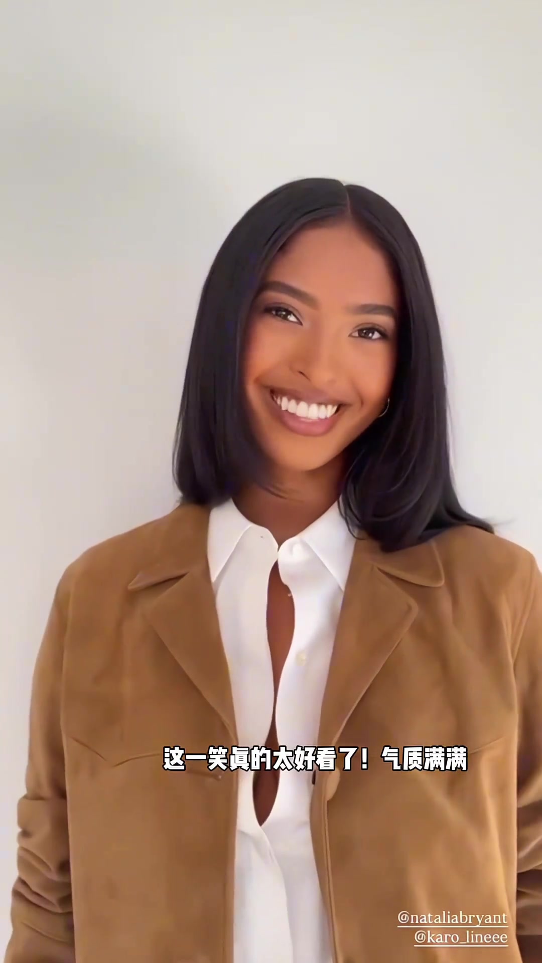 科比大女兒娜娜一身鹿皮套裝白襯衣穿搭 真的越來越漂亮了