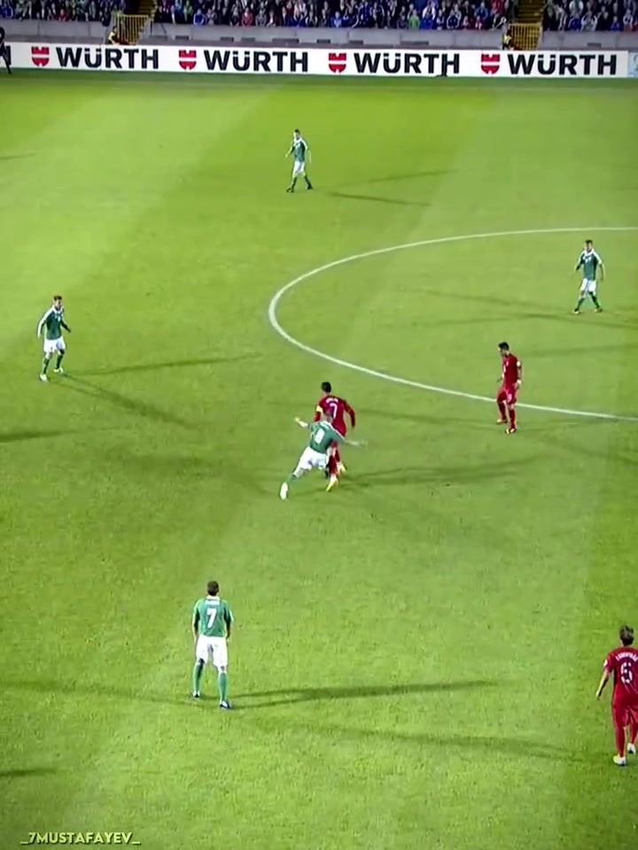 你說(shuō)你惹他干嘛名場(chǎng)面面對(duì)挑釁C羅選擇用進(jìn)球來(lái)回應(yīng)