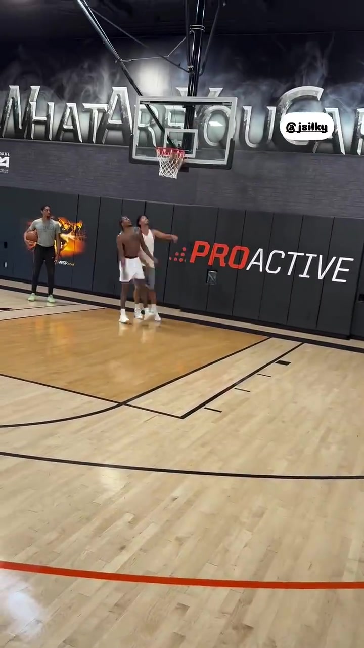 身材吃虧杰倫-格林與朱贊單挑被朱贊強行碾至籃下得分